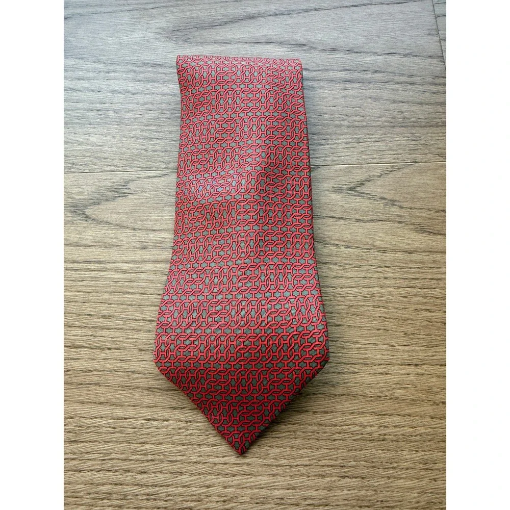 Hermes Paris Mens Silk Tie Red Grey Geometric Chain Link Pattern 5481 FA France